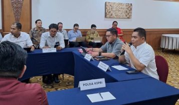 Kepala Kesbanpol Kepri Raja Heri Mukhrizal saat membahas sejumlah langkah antisipasi yang dilakukan dalam menjaga keamanan dan ketertiban di Kepri menjelang perayaan Idul Fitri 1445 H di Kepri Kepala Kesbanpol Kepri Raja Heri Mukhrizal saat membahas sejumlah langkah antisipasi yang dilakukan dalam menjaga keamanan dan ketertiban di Kepri menjelang perayaan Idul Fitri 1445 H di Kepri.