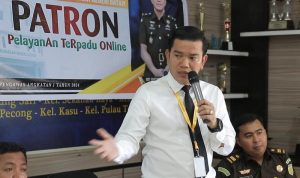Kepala sub bagian pembinaan (Kasubagbin) Kejaksaan Negeri Batam Roy Huffington Harahap saat melakukan sosialisasi layanan hukum aplikasi Pelayanan Terpadu Online (PATRON) kepada masyarakat kecamatan Belakang Padang kota Batam Selasa (23/4/2024). (Foto: Kejari Batam)