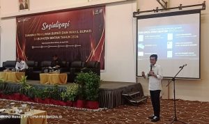 Ketua Divisi Sosialisasi, Pendidikan Pemilih, Partisipasi Masyarakat dan SDM KPU Bintan Helianto mensosialisasikan tahapan Pilkada Bintan 2024. (Foto: Hasura/Presmedia.id)