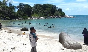 Libur Lebaran 2024, Pantai Tergok Trikora III Kabupaten Bintan, menjadi kawasan primadona bagi warga untuk berlibur. (Foto: Hasura/Presmedia.id)