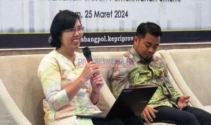 Narasumber saat memberi paparan terhadap pengelolaan keuangan daerah pada Rakor penyusunan laporan keuangan akhir SKPD Kesabangpol.