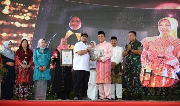 Operation Manager MURI Andre Purwandono menyerahkan buku catatan MURI Sajian Kue Tepung Gomak Terbanyak dan Kebaya Labuh Terbanyak organisasi kewanitaan se-Kepri.