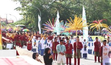 Pawai Taaruf Musabaqah Tilawatil Quran dan Hadits MTQH Ke XIII tingkat Kabupaten Bintan dimeriahkan lebih 4.000 peserta di jalan barek motor Kijang menuju Gedung LAM Bintan Pawai Ta'aruf Musabaqah Tilawatil Qur'an dan Hadits (MTQH) Ke XIII tingkat Kabupaten Bintan dimeriahkan lebih 4.000 peserta di jalan barek motor Kijang menuju Gedung LAM Bintan, Senin (22/04/2024).