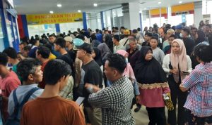 Penumpukan Calon pemudik antar pulau saat mengantri di loket tiket pelabuhan SPB. (Foto: Roland/Presmedia.id)
