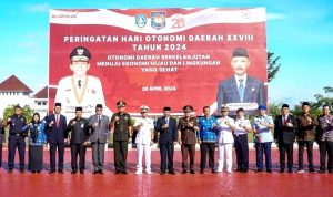 Peringatan Hari Otonomi Daerah ke-28 Tahun 2024 di Kepri, Sekda dan Kepala Kesbangpol bersama Unsur Pimpinan FKPD di Kepri menggelar foto bersama di Halaman Kantor Gubernur Kepri, Dompak, Tanjungpinang, Kamis Tanggal 25 April 2024. (Foto: Bakesbangpol Kepri)