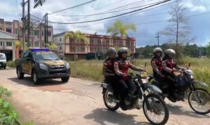 Personil Kepolisian di Kabupaten Bintan melaksanakan patroli keliling perkampungan dan perumahan. (Foto: Humas Polres Bintan)