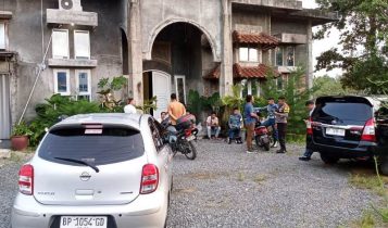 Personil Polres Bintan dan TNI mengamankan proses penggeledahan yang dilakukan Petugas Loka POM Tanjungpinang di salah satu rumah diduga produksi skincare Ilegal di Tanjung Uban Kecamatan Bintan Utara Personil Polres Bintan dan TNI mengamankan proses penggeledahan yang dilakukan Petugas Loka POM Tanjungpinang di salah satu rumah diduga produksi skincare Ilegal di Tanjung Uban, Kecamatan Bintan Utara. (Foto: Polres Bintan)