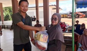 Perusahaan perikanan Udang Vaname PT.Singkep Putra Perkasa membagikan sumbangan Sembako pada masyarakat di Desa Lanjut, Kecamatan Singkep Pesisir Lingga, Jumat (26/04/2024) sore. (Foto: Aulia/Presmedia.id)
