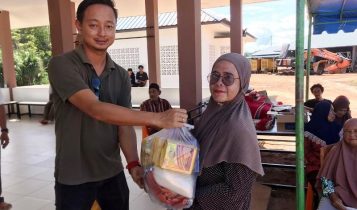 Perusahaan perikanan Udang Vaname PT.Singkep Putra Perkasa membagikan sumbangan Sembako pada masyarakat di Desa Lanjut, Kecamatan Singkep Pesisir Lingga, Jumat (26/04/2024) sore. (Foto: Aulia/Presmedia.id)