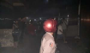 Petugas Damkar dan Polisi bersama warga melakukan pemadaman api di tengah listrik dipadamkan. (Foto: Roland/Presmedia.id)