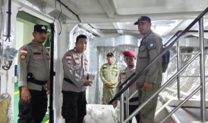 Polsek Tambelan beserta Satpol PP amankan ratusan arak khas Kalimantan di dalam kapal KMP Bahtera Nusantara 03 di Pelabuhan Sri Bentayan Tambelan. (Foto: Humas Polres Bintan)