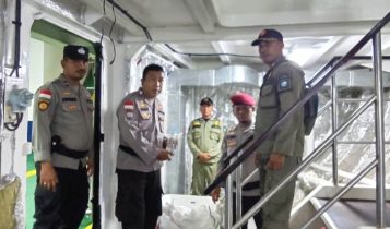 Polsek Tambelan beserta Satpol PP amankan ratusan arak khas Kalimantan di dalam kapal KMP Bahtera Nusantara 03 di Pelabuhan Sri Bentayan Tambelan. (Foto: Humas Polres Bintan)