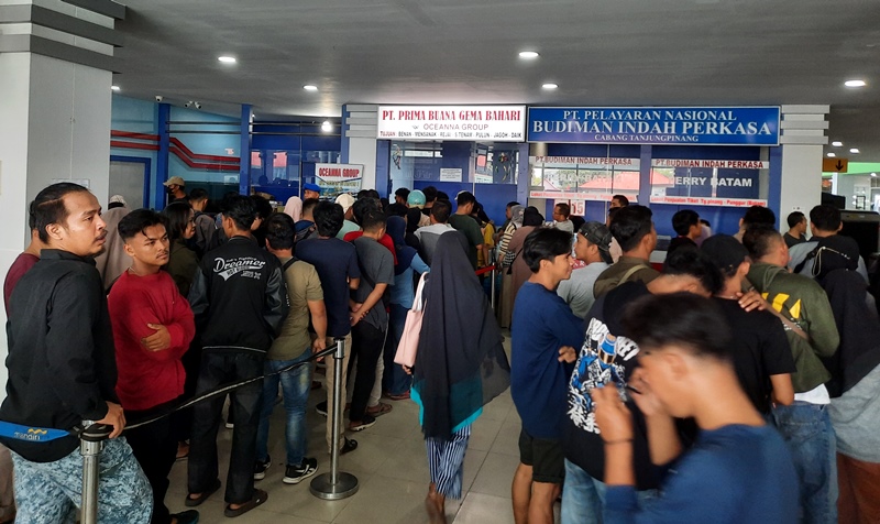 Ratusan calon penumpang serbu loket sehari sebelum hari keberangkatan mudik lebaran di SBP Tanjungpinang. (Foto: Roland/Presmedia.id)