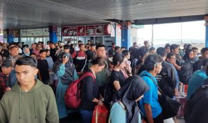 Ratusan pemudik saat mengantri untuk masuk ke kapal tujuan Lingga di Pelabuhan SBP Tanjungpinang. (Foto: Roland/Presmedia.id)
