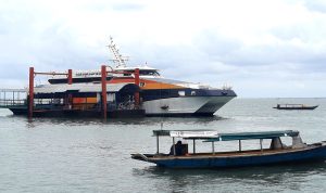 Salah satu Kapal tujuan Singapura saat bersandar di pelabuhan Internasional Sri Bintan Puara (SBP) Tanjungpinang. (Foto: Roland/Presmedia.id)