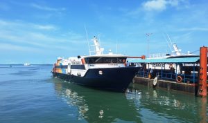 Salah satu kapal yang melayani mudik lebaran di Pelabuhan SBP Tanjungpinang. (Foto: Roland/ Presmedia.id)