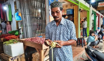 Salah satu penjual ketupat di Pasar Bintan Center Tanjungpinang, Syafril (55) di Bincen. (Foto: Roland/Presmedia.id)