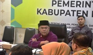 Sekda Bintan Ronny Kartika memimpin audiensi dengan manajemen BNI terkait Program BNI Simponi. (Foto: Diskominfo Bintan)