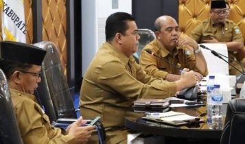 Sekda Bintan Rony Kartika dan Asisten Bidang Pemerintahan dan Kesra Setda Bintan Wan Rudi Iskandar serta instansi terkait menggelar rapat persiapan MTQH ke XIII Bintan. (Foto: Diskominfo Bintan)