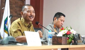 Sekda kepri Adi Prihantara saat memberi tanggapan dan Paparan tentang Pelayanan dan kondisi Kamtibmas Kepri kepada Peserta TIM PKDN Sespimti Polri Sekda kepri Adi Prihantara saat memberi tanggapan dan Paparan tentang Pelayanan dan kondisi Kamtibmas Kepri kepada Peserta TIM-PKDN Sespimti Polri.