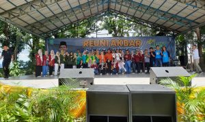 Seluruh panitia berfoto bersama dengan Gubernur Kepri, Ansar Ahmad. (Foto: Roland/Presmedia.id)