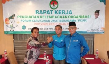 Staf Kesbangpol Kepri Foto bersama dengan Ketua FKUB Kepri usai melaksanakan Kegiatan.