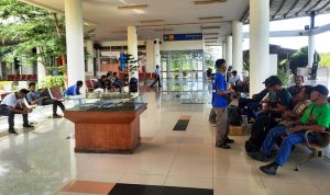 Suasana Pemudik Di Bandara RHF Tanjungpinang. (Foto: Roland/Presmedia.id)