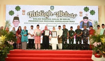 Tabligh Akbar dan Halal Bihalal serta peringatan Hari Kartini 2024, Pemprov Kepri terima dua Piagam Rekor MURI atas sajian kue tepung Gomak terbanyak dan Kebaya Labuh terbanyak.
