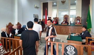 Terdakwa Robinson Baju Kemeja pemilik narkoba jenis sabu 044 gram dituntut 6 tahun penjara di PN Tanjungpinang Terdakwa Robinson (Baju Kemeja ) pemilik narkoba jenis sabu 0,44 gram dituntut 6 tahun penjara di PN Tanjungpinang. (Foto: Roland/Presmedia.id)