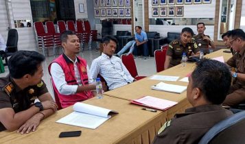 Tersangka Arif Firmansyah didampingi oleh Penasehat Hukumnya Rian Hidayat saat dilimpahkan penyidik ke JPU di Kejari Tanjungpinang Tersangka Arif Firmansyah didampingi oleh Penasehat Hukumnya Rian Hidayat saat dilimpahkan penyidik ke JPU di Kejari Tanjungpinang. (Foto: Kejari Tanjungpinang)