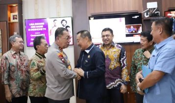Tim Pansus DPRD Kepri disambut Kapolda Kepri dalam mebahasan Ranperda FP4GNPN Tim Pansus DPRD Kepri disambut Kapolda Kepri dalam mebahasan Ranperda FP4GNPN