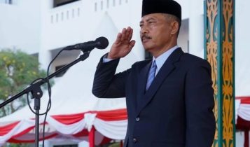 Upacara hari Otonomi daerah tahun 2024, Sekretaris Provinsi Kepri Adi Prihantara bertindak sebagai Inspektur Upacara.