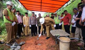 Bupati Bintan Roby Kurniawan melakukan peletakan batu pertama pembangunan Jembatan Bukit Batu-Parit Bugis di desa Bintan Buyu.