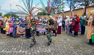 Anak-anak RA Bahrul Ulum mengikuti Carnaval Ceria dengan beragam seragam. (Foto: Hasura/Presmedia.id)