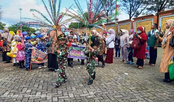 Anak-anak RA Bahrul Ulum mengikuti Carnaval Ceria dengan beragam seragam. (Foto: Hasura/Presmedia.id)