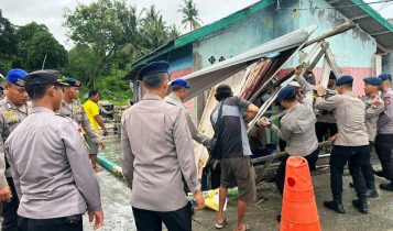 Anggota polisi membantu rumah korban angin puting beliung di Kampung Tanjung Talok dan Kampung Harapan Desa Teluk Sasah Anggota polisi membantu rumah korban angin puting beliung di Kampung Tanjung Talok dan Kampung Harapan Desa Teluk Sasah. (Foto: Polsek Bintan Utara)