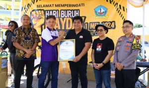Bupati Bintan Roby Kurniawan dan Wabup Bintan Ahdi Muqsith menyerahkan piagam kepada serikat pekerja.