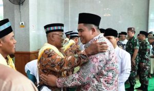 Bupati Bintan Roby Kurniawan melepaskan JCH asal Bintan yang berangkat menuju Embarkasi Batam. (Foto: Diskominfo Bintan)