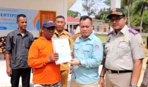 Bupati Lingga M.Nizar didampingi Kepala Kantor Pertanahan Agraria dan Tata Ruang/Badan Pertanahan Nasional (ATR/BPN) Lingga, menyerahkan sertifikat lahan masyarakat di wilayah pesisir (Permukiman atas air) di Desa Tanjung Kelit Dusun Secawar, Senin (27/05/2024).