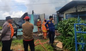 Ditinggal Pemiliknya Rumah di Jalan Karet Tanjungpinang Ludes Terbakar. (Foto: Roland/Presmedia.id)