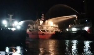 Dua personil PPLP Tanjung Uban melakukan pemadaman di dalam ruangan kamar mesin kapal SPOB JEANITA. (Foto: PPLP Tanjung Uban)