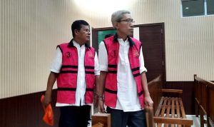 Dua terdakwa korupsi proyek Pelabuhan Dompak tahap VI, Muhammad Noor Ichsan dan Haryadi saat memasuki ruangan persidangan PN Tanjungpinang. (Foto: Roland/Presmedia.id)