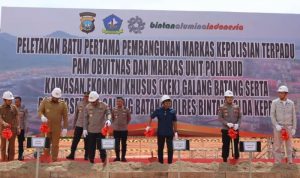 Bupati Bintan Roby Kurniawan dan Wabup Bintan Ahdi Muqsith mendampingi Kapolda Kepri serta Kapolres Bintan dan Dandim 0315/Tanjungpinang ground Breking peletakan batu pertama pembangunan Markas Polairud dan Markas Polsubsektor di KEK Galang Batang.(Foto Diskominfo Bintan)