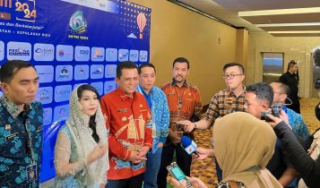 Gubernur Kepri Ansar Ahmad dan Kepala dinas Pariwisata Kepri Guntur Sakti bersama Pengurus ASITA saat menggelar wawancara dengan media.