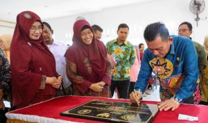 Gubernur Kepri Ansar Ahmad saat launching Gerakan Sayang Ibu dan Anak (Gesa Buana) dan Posyandu Holistik Terintegrasi Layanan Primer di Posyandu Saliara Perum Bukit Raya Batam Kamis (30/5/2024) untuk menekan angka kematian ibu dan bayi di Kepri.