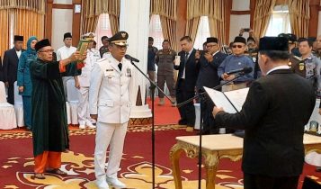 Gubernur Kepri Ansar Ahmad saat melantik PjWalikota Tanjungpinang Andri Rizal Siregar di Gedung Daerah kota Tanjungpinang Gubernur Kepri Ansar Ahmad saat melantik Pj.Walikota Tanjungpinang Andri Rizal Siregar di Gedung Daerah kota Tanjungpinang Jumat (31/5/2024). (Foto: Roland/Presmedia.id)