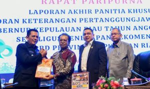 Gubernur Kepri Ansar Ahmad saat menyampaikan ranperda pertanggungjawaban pelaksanaan APBD 2023 ke ketua DPRD Kepri Jumaga Nadeak pada sidang paripurna DPRD Kepri di Balairung Wan Seri Beni, Dompak, Selasa (21/5/2024).