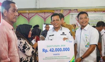 Gubernur Kepri Ansar Ahmad saat menyerahkan JKN pada masyarakat Nelayan di Natuna.