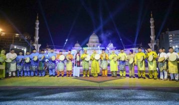 Gubernur Kepri Ansar Ahmad saat pembukaan Musabaqah Tilawatil Quran dan Hadis MTQH X di Astaka Utama Alun alun Engku Putri Batam Center Senin 2052024 malam Gubernur Kepri Ansar Ahmad, saat pembukaan Musabaqah Tilawatil Qur'an dan Hadis (MTQH) X di Astaka Utama Alun-alun Engku Putri, Batam Center, Senin (20/5/2024) malam. (Foto: Diskominfo Kepri)