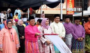 Gubernur Kepri H. Ansar Ahmad melepas peserta Pawai Ta'aruf pembukaan Musabaqah Tilawatil Qur'an dan Hadis (MTQH) Ke- X Tingkat Provinsi Kepulauan Riau di Batam, Senin (20/5/2024). (Foto: Diskominfo Kepri)